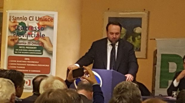 Carmine Valentino durante la relazione congressuale che lo ha riconfermato alla guida del PD sannita (2017)