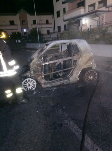 Auto incendiata