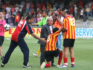 Benevento-Crotone: Soda e Ciro Vigorito consolano Cejas a fine partita