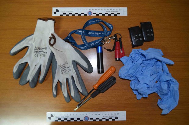 Gli arnesi sequestrati
