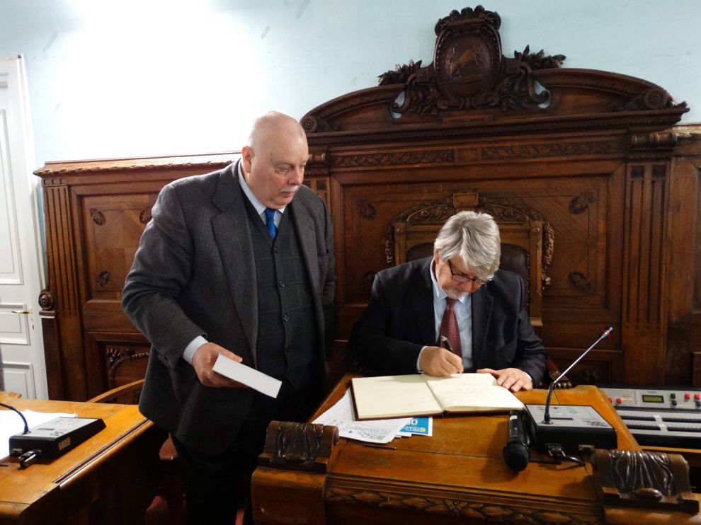 Il ministro Poletti firma il Libro d'Onore della Provincia di Benevento