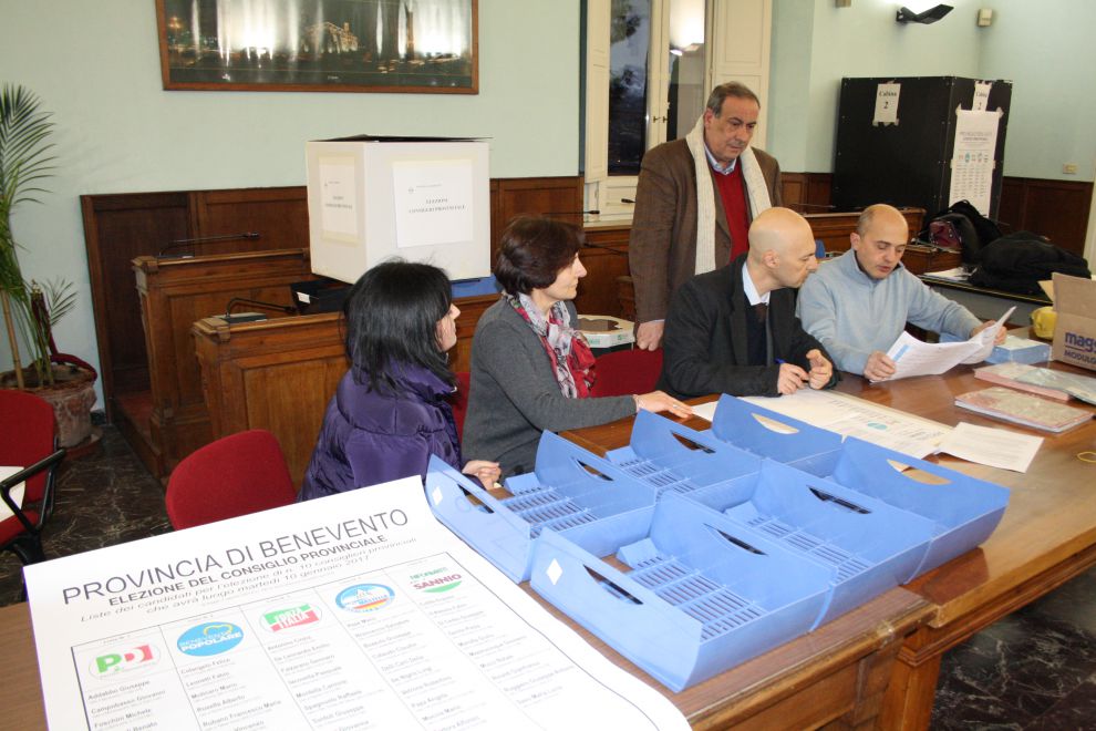 Elezioni provinciali. Insediamento del Seggio Elettorale, presieduto dall'ing. Gennaro Fusco, presso la Sala Consiliare della Rocca dei Rettori