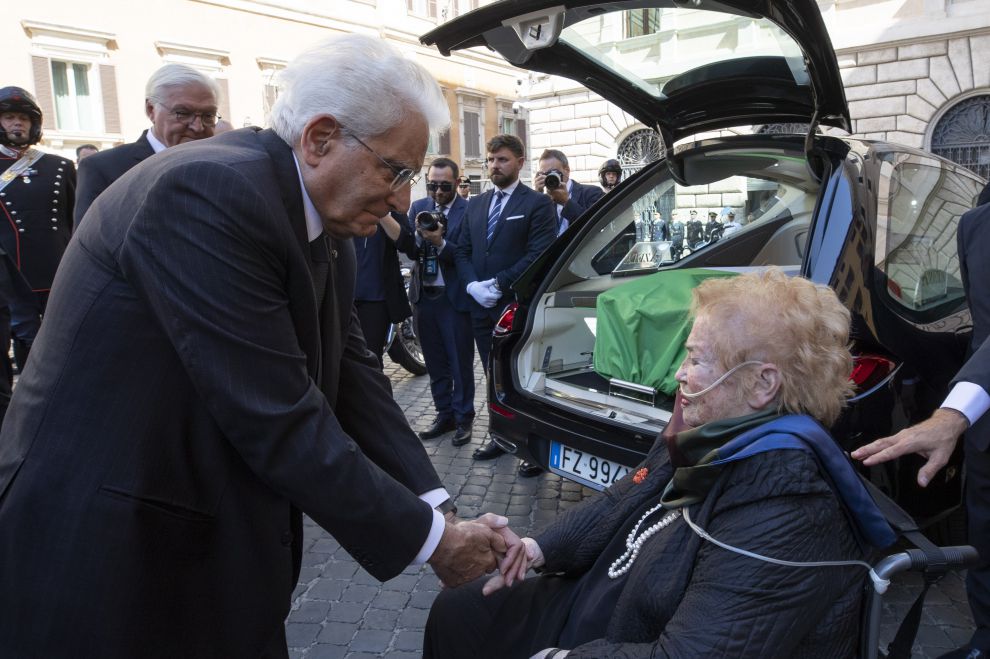 Il Presidente della Repubblica Sergio Mattarella con la signora Clio al termine delle Esequie di Stato