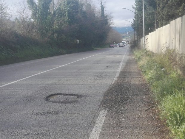 Buche sulla Statale Appia