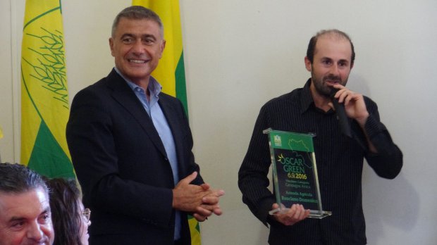 Russo (a destra) premiato da Pecoraro Scanio