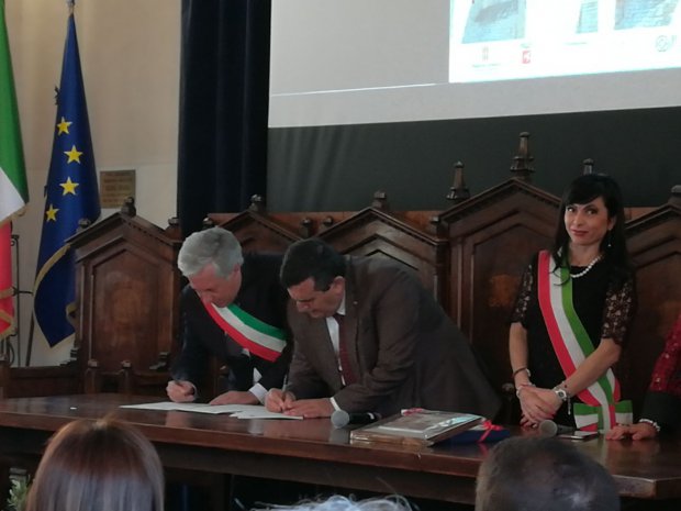 Firma del documento di gemellaggio Pietrelcina Betlemme