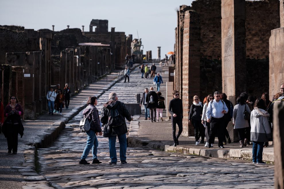 Turisti per le stradine di Pompei