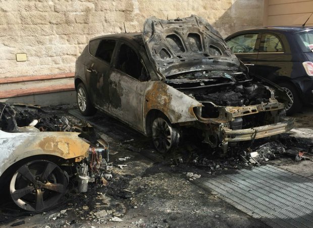 Incendio auto rione Ferrovia