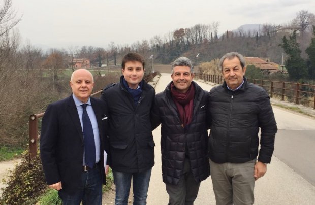 Da sinistra: Salvatore Minicozzi, Francesco Maria Rubano, Nino Lombardi e Zosimo Maiolo durante il sopralluogo (Strade provinciali area TiternoI