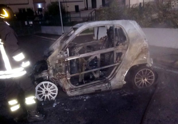 Auto incendiata Parco dell'Opera