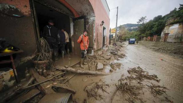 Ischia. Il fango in de le strade dell'isola dopo la frana (26 novembre 2022)