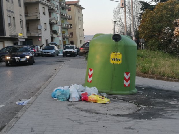 Benevento. Rifiuti negli angoli della citta'