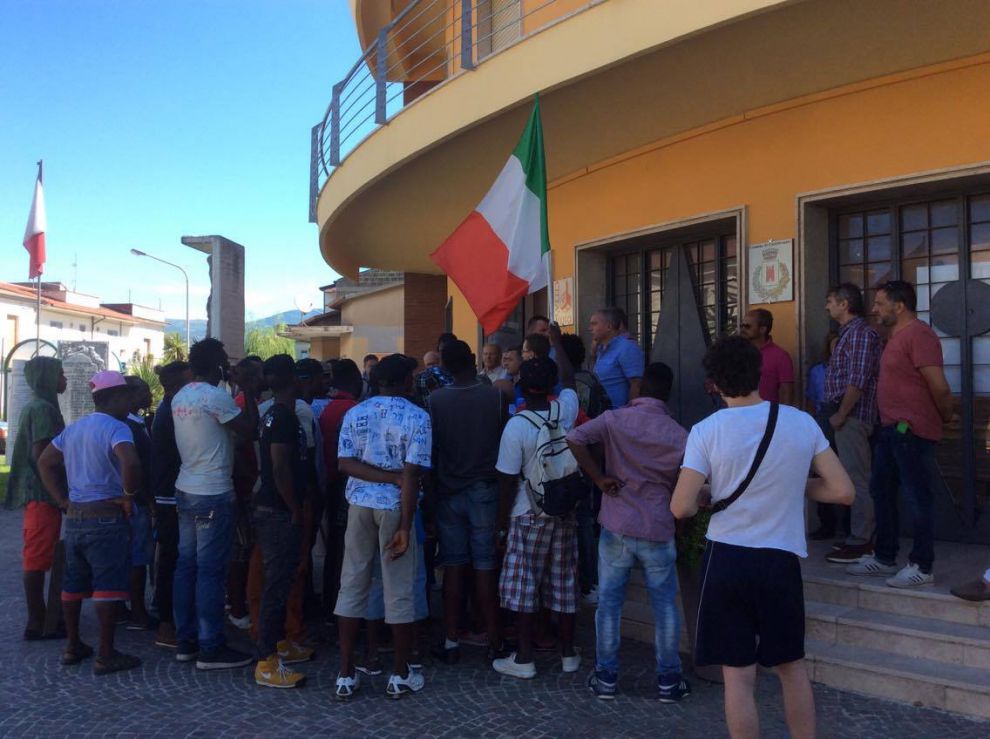 Castelvenere,protesta dei migranti