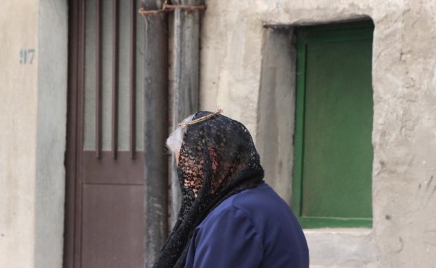 Una donna in processione di penitenza