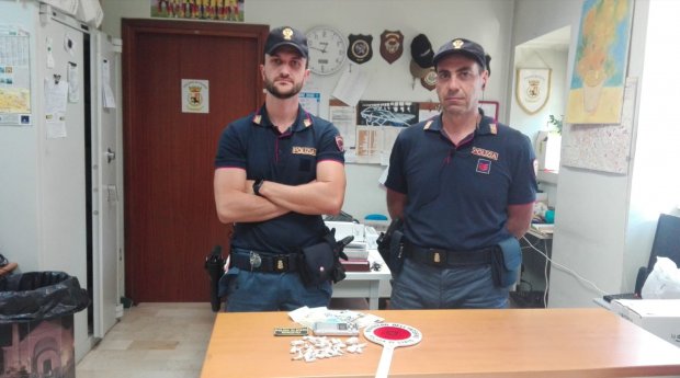 Droga nascosta nel giardino dinanzi al bar.