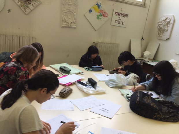 Ragazzi al lavoro sulle tavole del fumetto 