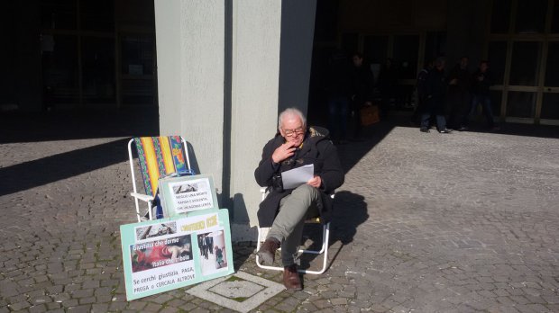 Attilio Paradiso protesta dinanzi al Tribunale di Benevento