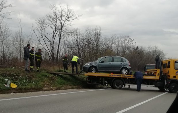 Recupero auto capovolta sulla 90bis