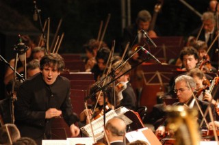 Il Maestro Antonio Pappano dirige il 22 luglio 2004 l'Orchestra dell’Accademia Nazionale di Santa Cecilia di Roma nel Teatro Romano di Benevento in occasione del conferimento del Premio 