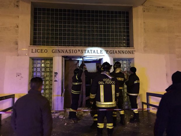 Il post esplosione al Giannone, foto Enrico Torzillo