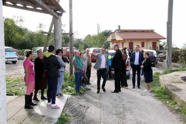 Mons. Battaglia tra la gente 