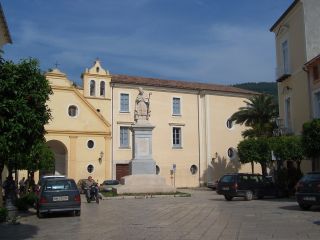 S. Agata dei Goti, Piazza Umberto I