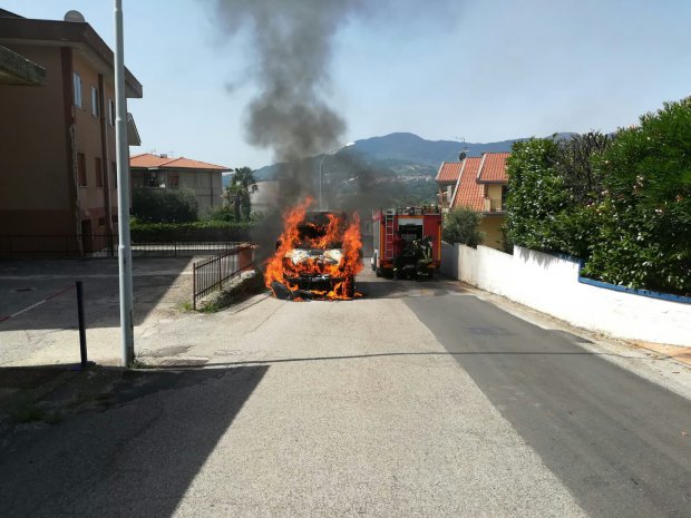 in fiamme pulmino adibito a trasporto disabili