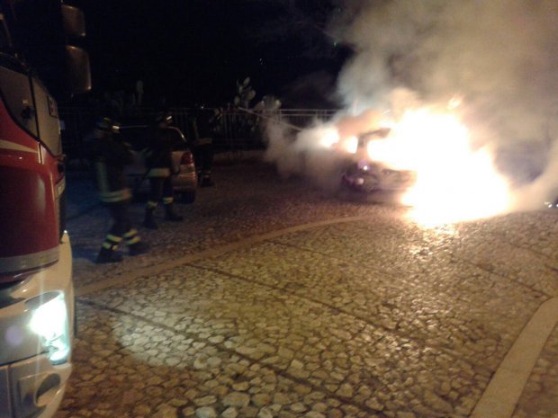  Auto in fiamme. (Immagine di repertorio)