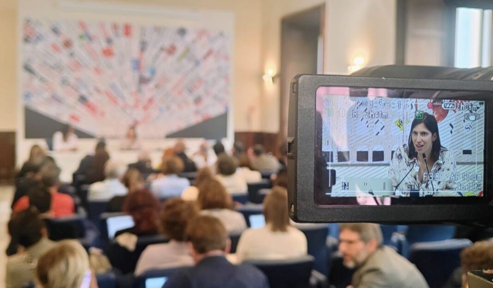 Elly Schlein durante la conferenza stampa presso la sede della stampa estera a Roma