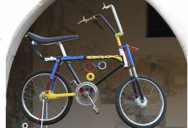 Foto bicicletta giovane artista scaramantico