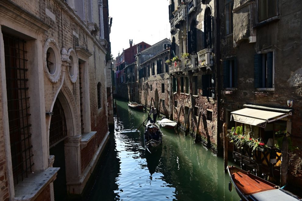 I canali di Venezia con le abitazioni fortemente esposte all'allagamento durante le acque alte e gli eventi estremi.  La continua subsidenza ne accelera il processo di sommersione. (foto Marco Anzidei)