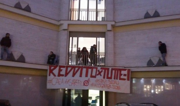 Attivisti occupano la sede del PD. "Aspettiamo risposte su ...