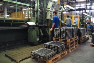 Lavoro in fabbrica (foto di archivio)