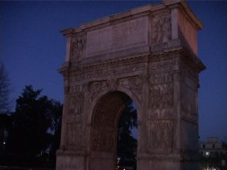 L'Arco di Traiano al buio
