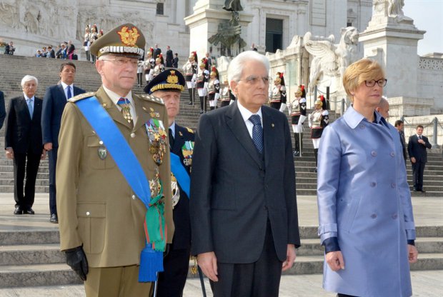 Il Presidente Sergio Mattarella durante gli onori militari al termine della deposizione di una corona d'alloro all'Altare della Patria per il 70 anniversario della Liberazione
