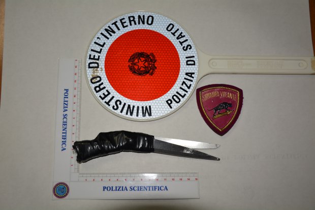 Coltello sequestrato dalla polizia