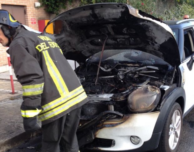 Incendio auto via Avellino 