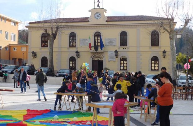 Arpaise, bimbi in piazza