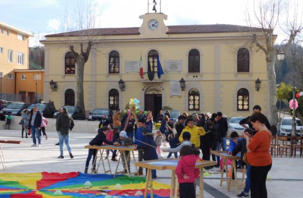 Arpaise, bimbi in piazza 