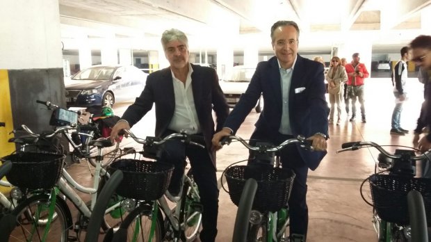 Consegna delle biciclette a pedalata assistita del Comune di Benevento. Il sindaco Fausto Pepe e l'assessore all'ambiente Ernrico Castiello