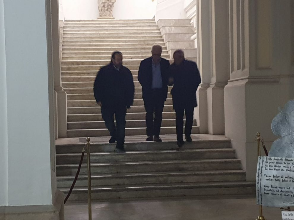 il sindaco Valentino esce dalla Prefettura