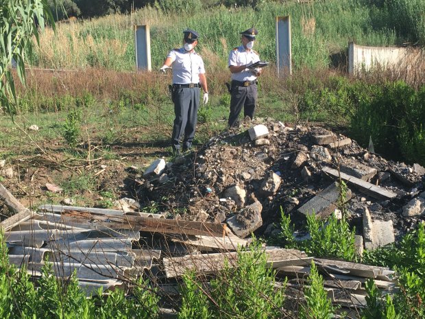 Mondragone (Caserta). Scoperte tre discariche abusive con eternit e scarti industriali