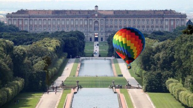 Mongolfiera sulla Reggia di Caserta