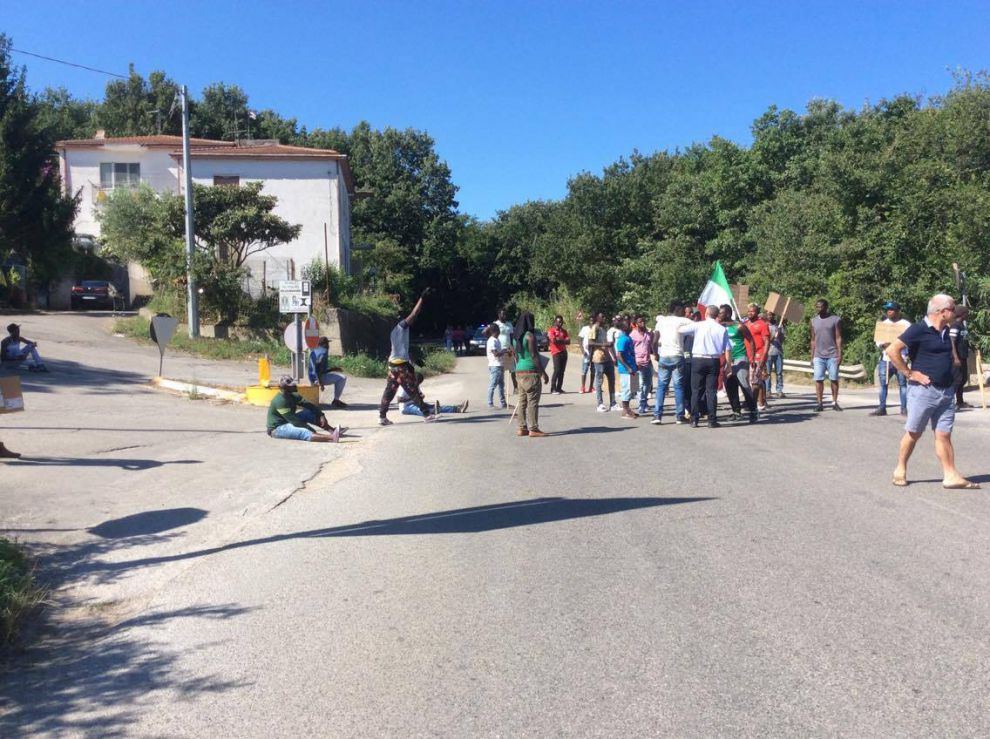 Castelvenere, protesta dei migranti