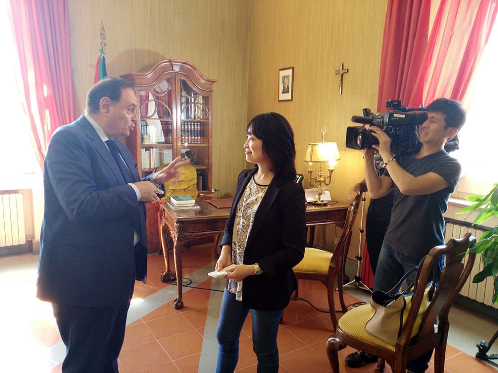 Clemente Mastella intervistato dalla tv giapponese