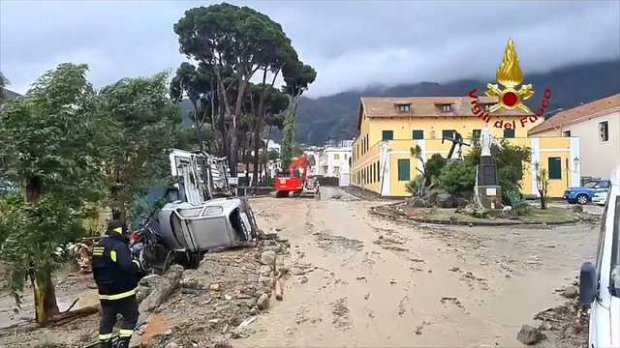 Ischia. Il fango in de le strade dell'isola dopo la frana (novembre 2022)