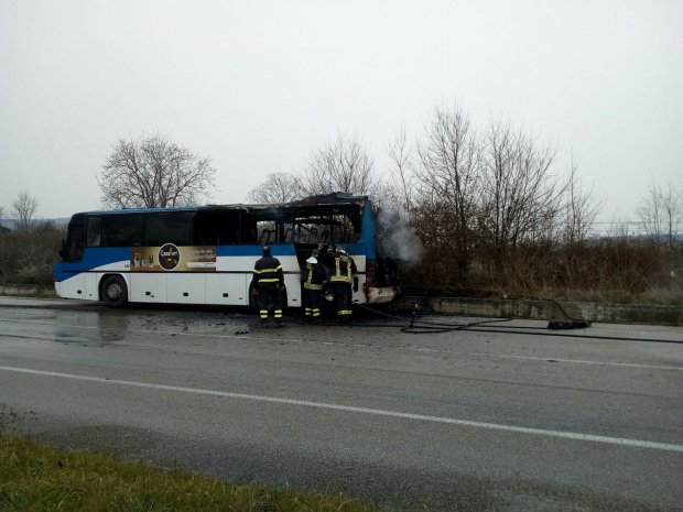 Incendio autobus EAV sulla Fondo Valle Isclero (24 feb 2017)