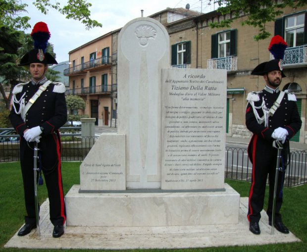 Monumento dedicato alla memoria di Tiziano Della Ratta.