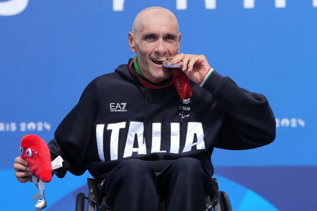 Il portabandiera azzurro Luca Mazzone – Foto CIP/Luca Pagliaricci – (ITALPRESS)