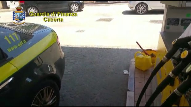 Guardia di Finanza. Controlli in un distributore di carburante